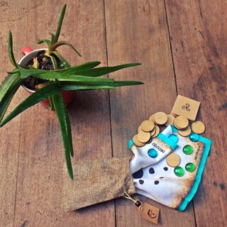 No es nada fácil ser una ficha de Nonaga.Todo el tiempo en tu bolsita de acá pa' allá
tintineando entre maderitas y otras fichas
sin saber cuándo, dónde o cómo
será tu momento de salir a jugar...Capaz, en medio de la maraña
-que es la vida-
ni siquiera sepas, todavía,
si te tocó ser
una gemita de gota
o una gemita de brote...Capaz, entre tanto alboroto,
ni siquira conozcas, todavía,
a tus compañeras, tus panas,
tus amigas, tu manadita.Y entonces llegan esas manasos
y te desparraman sobre la mesa,el pasto, la arena,
la montaña,una playa
o una sierra(vaya una
-que es ficha-
a saber dónde)Y toca juga no ma'
y de repente sos gota,
-una gota en el mar-
o brote,
- un yuyito en la selva-
y te mueven el piso
y te corren el tablero
y tenés que ir siempre a pleno,
y a pesar de todo,
te tenés que abrazar
con tu equipito para ganar.En serio les digo,
no es nada fácil
ser una ficha de Nonaga.