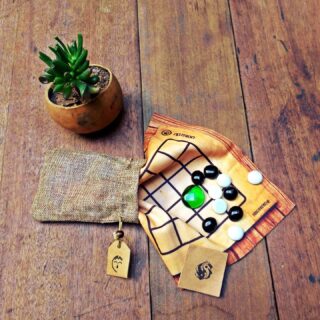 Esta es la historia de un juego que lo empezó todo... 🥹
Eran tiempos aquellos allá por el .... (o antes, quién sabe?)
en dónde el queridísimo Neutrón llegó por primera vez a nosotres.Desde entonces fue amor a primera vista...
íbamos siempre a todas partes juntes,
solo con algunas piedras bonita,
o alguna que otra semillita:
orgullosos dibujábamos tableros con biromes,
o con tizas, o contábamos cuadraditos en las baldosas...
"- che, mirá lo que traje"
fue nuestra frase de cabecera por mucho tiempo!aprenderlo y estar jugando demora menos de 2 minutos,
enamorarse de él, es para toda la vida... <3 😌¿y ustedes? ¿Cómo conocieron el Neutrón? ¿Qué aventuras compartieron con este juegaso? ¡Queremos fotos!¿Cómo? Que todavía no lo conocen? 😱
Qué no cunda el pánico!
En nuestra web podés encontrar todas las reglas!
chuis.com.ar#juegosdemesa #juegos #viajar #diversion #regalos #naturaleza #compartir