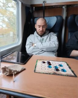 📍 El DAO ya salió de paseo muchas veces: trenes, hostels, mates al aire libre;
donde vos quieras podés jugar DAO,
cualquier momento es el indicado...En estas fotos hay mesas reales de gente que ya lo está jugando: partidas chiquitas que entran en una mochila, pero se quedan rondando en la cabeza 🧠✨Peero… UNA de estas cuatro fotos fue retocada mediante IA 😱🤖💬 ¿Podés adivinar cuál? ¿Cómo te diste cuenta? 🤔#dao #carabachuis #juegosdemesa #juegosabstractos #juegosdeviaje #boardgames #boardgamesar #viajesconjuegos