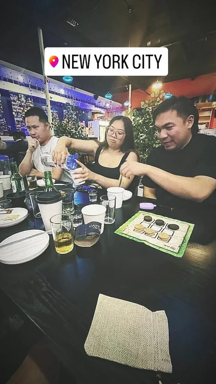 Pogo, juego abstracto de estrategia en formato de viaje de Carabachuis luciéndose en un bar de New York City