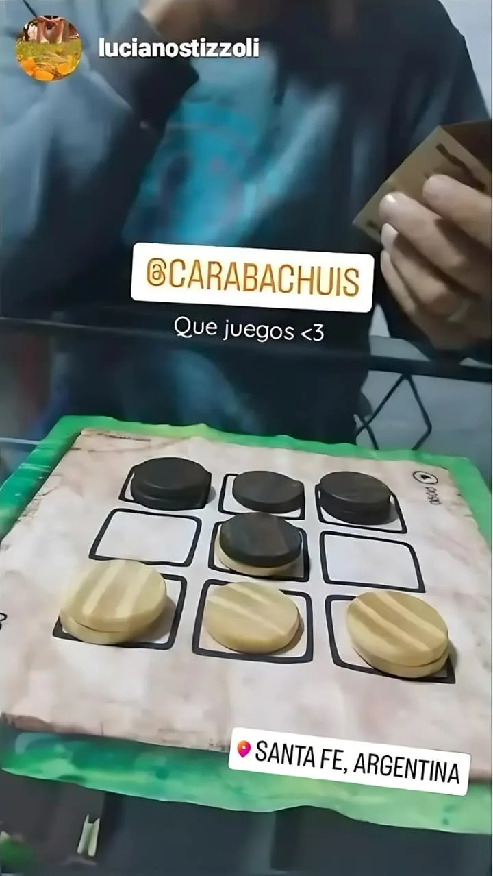 Jugando al Pogo de Carabachuis en Santa Fe, juego estratégico y de bolsillo