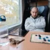 Dao de Carabachuis desplegado en un tren, juego portátil de estrategia con piezas de vidrio de colores