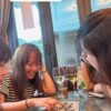 Grupo de amigas jugando al Nonaga de Carabachuis en Hong Kong, juego portátil de estrategia sobre la mesa