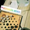 Juego abstracto Keru acompañado de una copa y un mate en mesa de bar, partida en curso