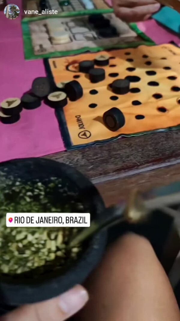 Tablero del Keru de Carabachuis desplegado en Río de Janeiro, Brasil, junto a un mate en primer plano