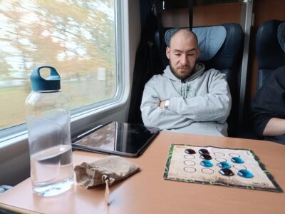 Dao de Carabachuis desplegado en un tren, juego portátil de estrategia con piezas de vidrio de colores