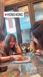 Grupo de amigas jugando al Nonaga de Carabachuis en Hong Kong, juego portátil de estrategia sobre la mesa