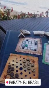 Tableros del Keru, Neutrón y Pogo de Carabachuis desplegados frente al mar en Paraty, Brasil