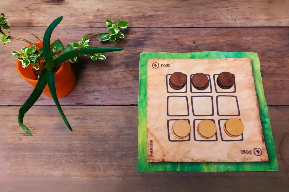 Juego de mesa Pogo en su versión portátil, con fichas apiladas sobre tablero minimalista, ideal para viajes y encuentros improvisados.