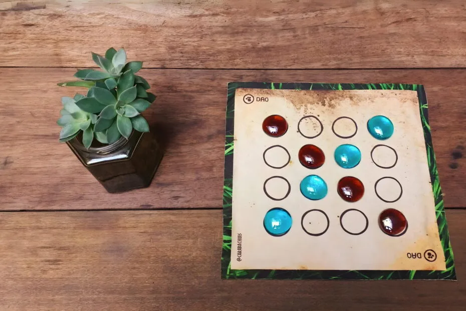 Dao de Carabachuis: diseño compacto con gemas de vidrio de colores sobre tela resistente, ideal para viajar y jugar.