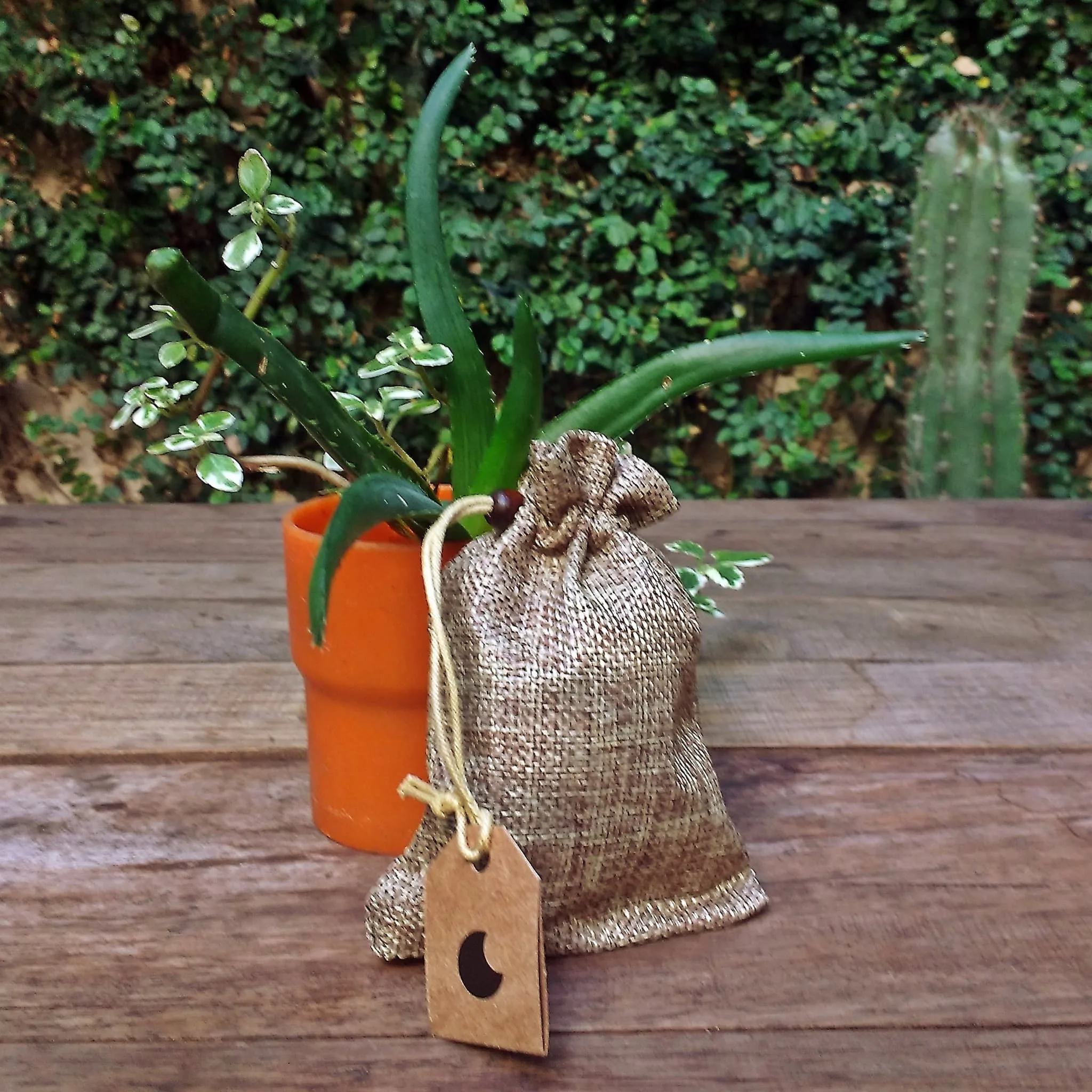 El Pogo en su envoltorio original de tela similar a la arpillera, para que puedas llevartelo donde quieras...