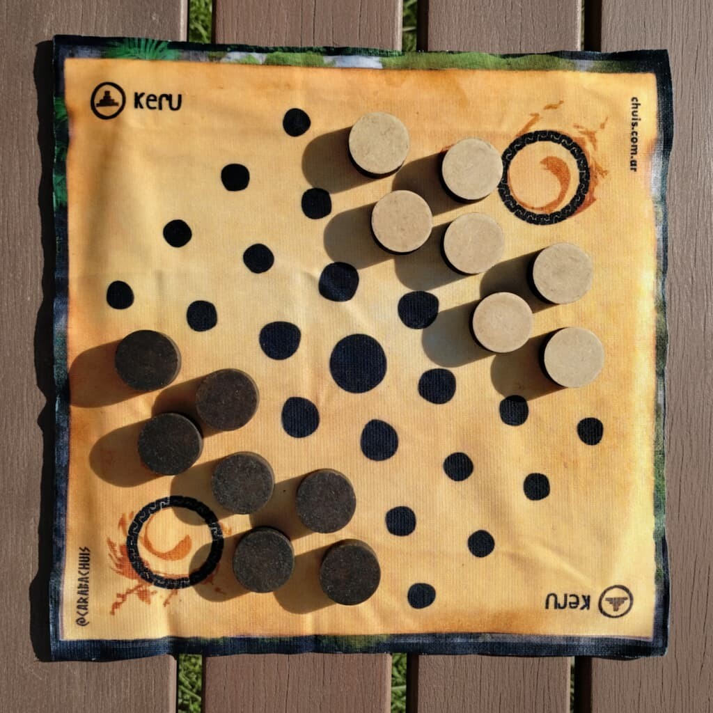 Tablero de Keru dispuesto para empezar la partida, juego 100% Carabachuis.